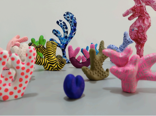 Trangressing Entities (13 small sculptures) by Liactualle